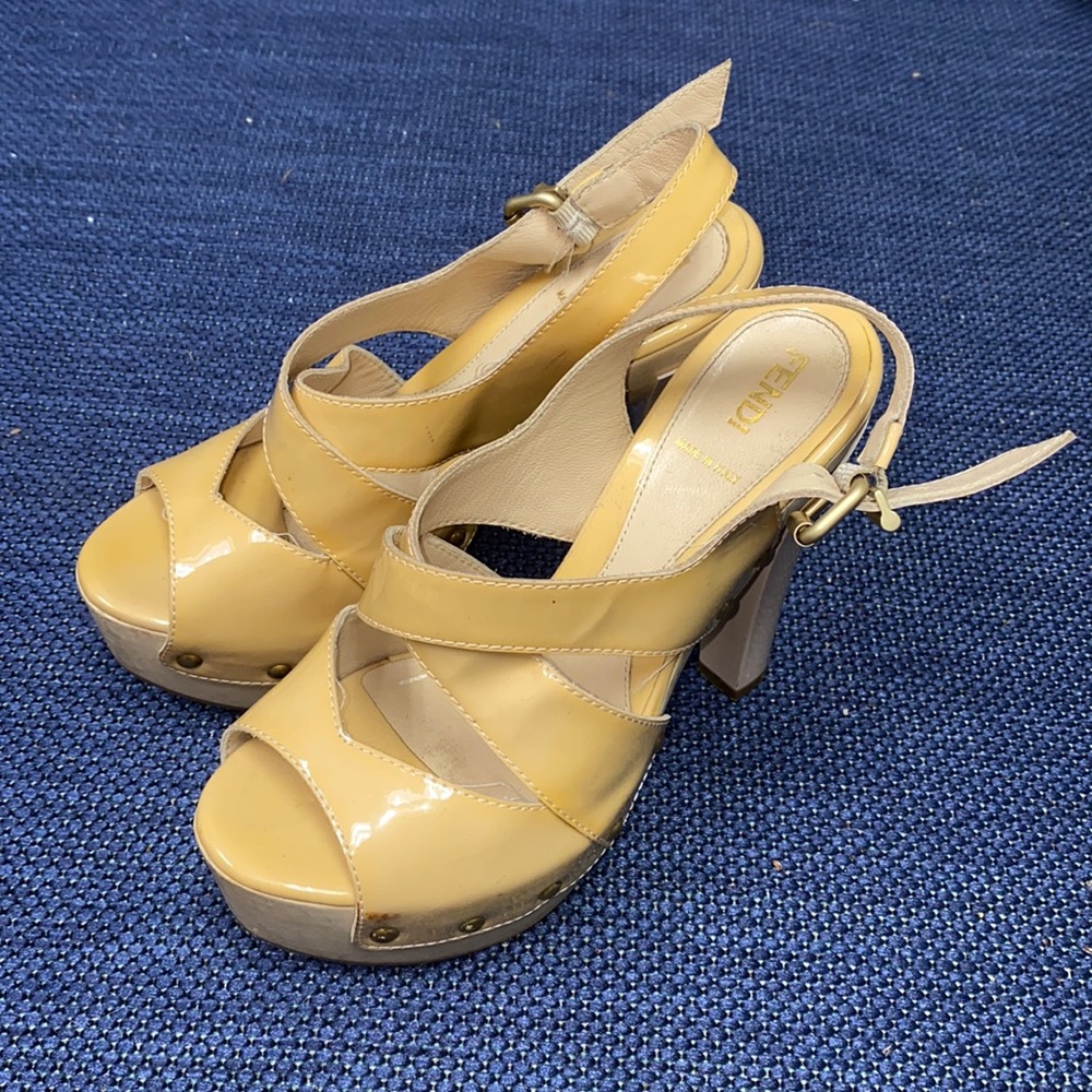 tan patent leather fendi pump w/ wooden heel